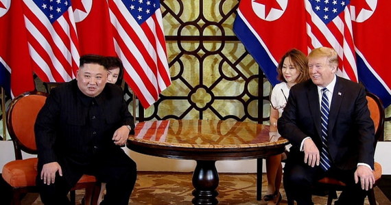 "Tempo negocjacji nuklearnych nie jest najważniejsze. Doceniam, że nie są prowadzone próby jądrowe i rakietowe" - powiedział prezydent USA Donald Trump przed rozmowami z przywódcą Korei Płn. Kim Dzong Unem. Trump i Kim spotkali się w hotelu Metropole w centrum wietnamskiej stolicy Hanoi. Po ok. 45-minutowej rozmowie "jeden na jeden" dołączyli do nich współpracownicy, żeby kontynuować negocjacje w szerszym gronie.