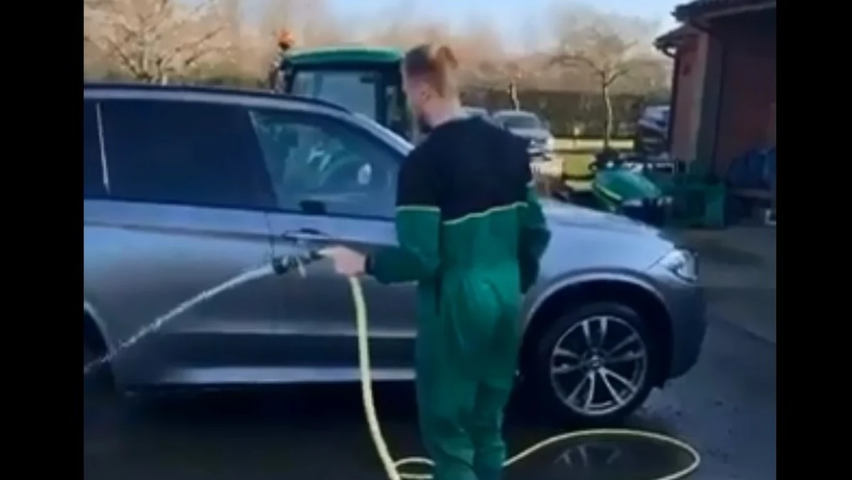 W nietypowy sposób trzyma dyscyplinę wśród swoich piłkarzy trener Norwich City Daniel Farke. Ukarani grzywną podopieczni Niemca mogą zakręcić "kołem fortuny" i liczyć na jej anulowanie. Jednak istnieje też ryzyko...