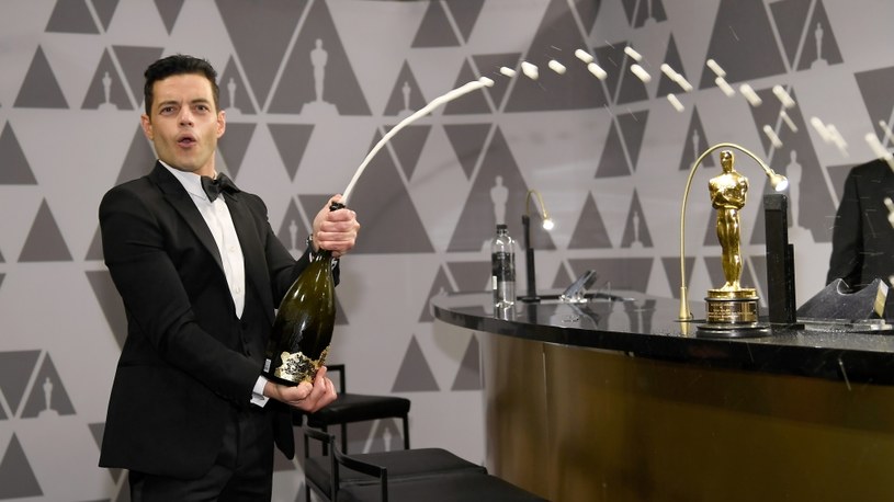 Aktor Rami Malek, znany przede wszystkim z roli Freddiego Mercury'ego w filmie "Bohemian Rhapsody" oraz hakera komputerowego w serialu "Mr. Robot", właśnie kończy 40 lat. Z tej okazji, czekając na jego występ w nowym filmie o przygodach Jamesa Bonda, przypominamy jego najważniejsze filmowe kreacje. 