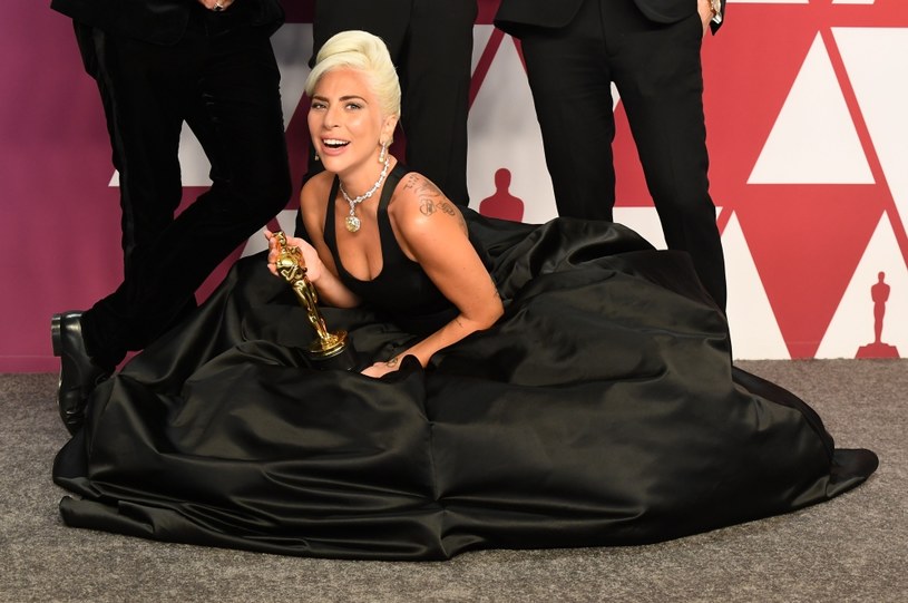Lady Gaga zdementowała plotki na temat jej romansu z Bradleyem Cooperem. Wokalistka wyjaśniła wszystkie wątpliwości w programie Jimmy'ego Kimmela. 