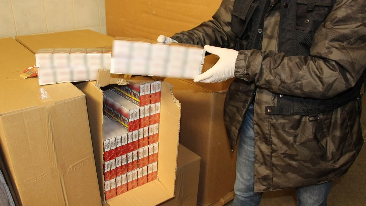 Trzydzieści osób usłyszało zarzuty, pięć trafiło do aresztu. To ciąg dalszy sprawy rozbicia grupy produkującej podrabiane papierosy. Wielkopolska policja na terenie nielegalnej fabryki na pograniczu Wielkopolski i Pomorza Zachodniego zabezpieczyła 300 ton tytoniu i kilkadziesiąt milionów sztuk papierosów. 