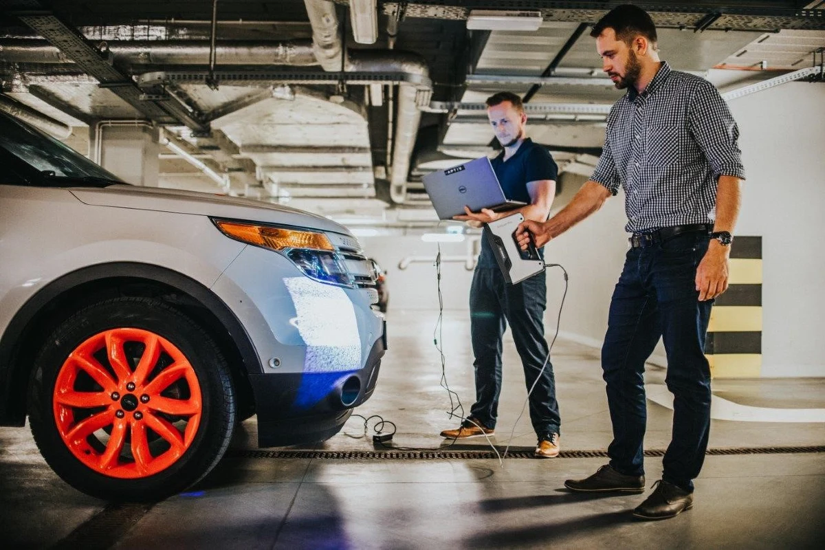 Pojazdy autonomiczne - oto, co nas czeka w niedalekiej przyszłości. Nad technologiami do takich pojazdów pracują między innymi w krakowskim centrum badawczo-rozwojowym inżynierowie z firmy Aptiv. Prototypy takich samochodów już testowo jeżdżą po drogach. Po raz pierwszy auto tej firmy w trybie autonomicznym przejechało 5 tysięcy mil w Stanach Zjednoczonych, pokonując trasę z zachodniego na wschodnie wybrzeże w 2015 roku.