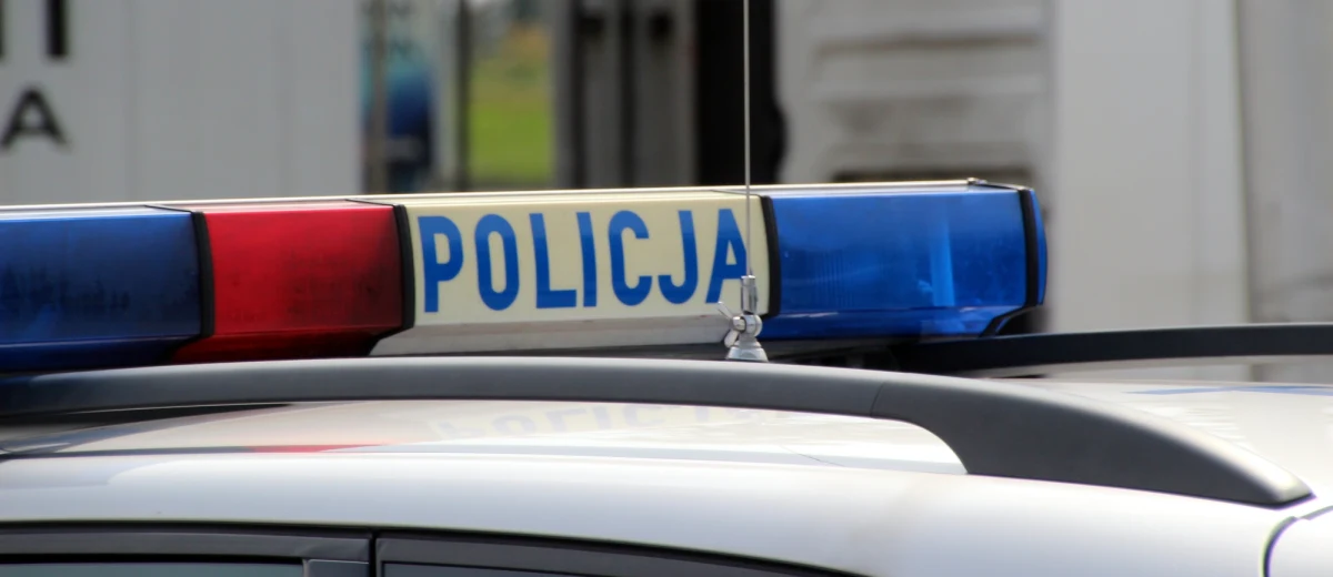 Policjanci z Będzina w Śląskiem poszukują mężczyzny, który w ostatnią sobotę na ulicy ugodził nożem w brzuch innego mężczyznę. Policja opublikowała portret pamięciowy napastnika. 