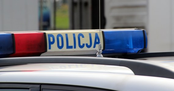 Policjanci z Będzina w Śląskiem poszukują mężczyzny, który w ostatnią sobotę na ulicy ugodził nożem w brzuch innego mężczyznę. Policja opublikowała portret pamięciowy napastnika. 
