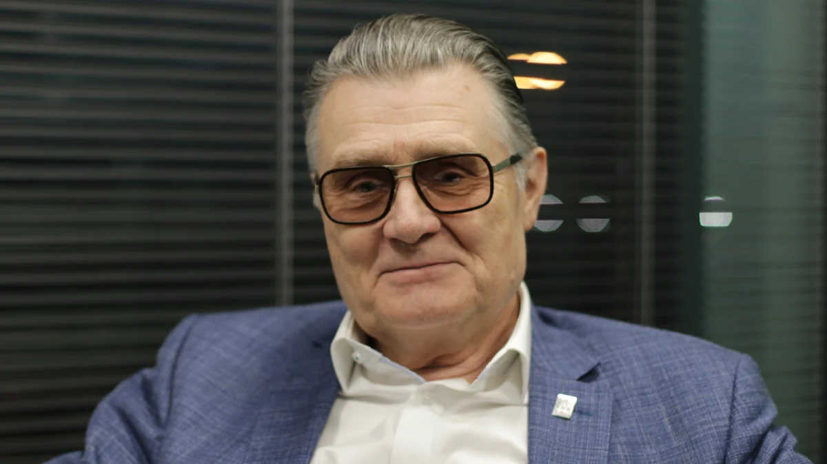 "To jeden z najtrudniejszym produktów. Zarówno do zrobienia, jak i potem do dystrybucji" - mówi o pączkach w Popołudniowej rozmowie w RMF FM współwłaściciel najbardziej znanej warszawskiej cukierni, przewodniczący rady fundacji Centrum im. Adama Smitha i przedsiębiorca prof. Andrzej Blikle przyznając, że sam... nie potrafi usmażyć pączków. "U nas pełen cykl technologiczny pączka trwa dwa dni. (...) Musi się uleżeć, poodpoczywać. Potem jest sprawa dystrybucji, bo pączek ma swoją świeżość w granicach 6-8 godzin, na dodatek nie lubi chłodu, i nie lubi, żeby było za ciepło" - dodaje gość Marcina Zaborskiego. Czy Antoni Kazimierz Blikle, który założył cukiernię 1869 roku, zachwyciłby się pączkami, jakie są teraz? "Nie wiem, nawet nie jestem pewien, czy mój ojciec by się zachwycił, bo za jego czasów pączki były inne, bardziej tłuste i pachniały dymem, bo nie było filtrów" - podkreśla Andrzej Blikle. 