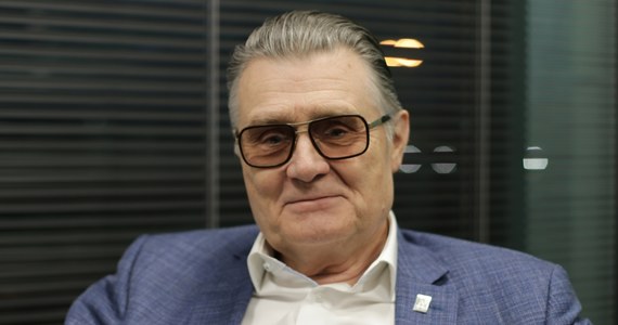 "To jeden z najtrudniejszym produktów. Zarówno do zrobienia, jak i potem do dystrybucji" - mówi o pączkach w Popołudniowej rozmowie w RMF FM współwłaściciel najbardziej znanej warszawskiej cukierni, przewodniczący rady fundacji Centrum im. Adama Smitha i przedsiębiorca prof. Andrzej Blikle przyznając, że sam... nie potrafi usmażyć pączków. "U nas pełen cykl technologiczny pączka trwa dwa dni. (...) Musi się uleżeć, poodpoczywać. Potem jest sprawa dystrybucji, bo pączek ma swoją świeżość w granicach 6-8 godzin, na dodatek nie lubi chłodu, i nie lubi, żeby było za ciepło" - dodaje gość Marcina Zaborskiego. Czy Antoni Kazimierz Blikle, który założył cukiernię 1869 roku, zachwyciłby się pączkami, jakie są teraz? "Nie wiem, nawet nie jestem pewien, czy mój ojciec by się zachwycił, bo za jego czasów pączki były inne, bardziej tłuste i pachniały dymem, bo nie było filtrów" - podkreśla Andrzej Blikle. 