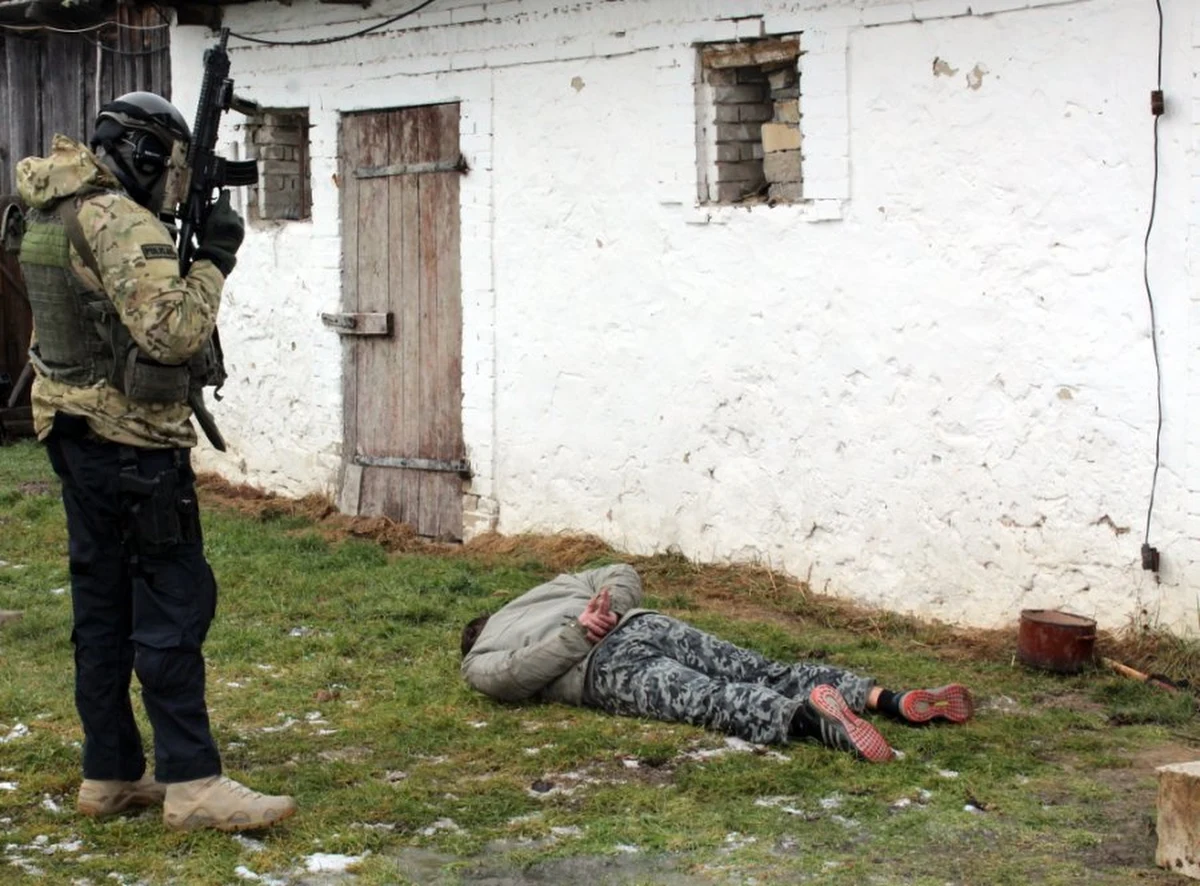 27 osób podejrzanych o produkcję i handel narkotykami na wielką skalę zatrzymali stołeczni policjanci wraz z funkcjonariuszami z Radomia. Zlikwidowali też dwa narkotykowe laboratoria. 