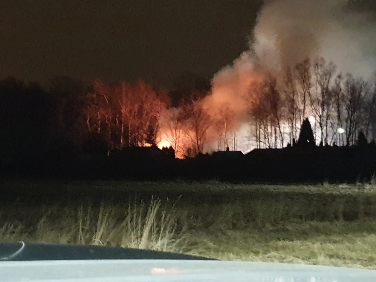 Policja będzie wyjaśniać przyczynę nocnego pożaru w Łaziskach Górnych na Śląsku. Jak informuje reporter RMF FM, zapalił się tam środek do produkcji tworzyw sztucznych.  