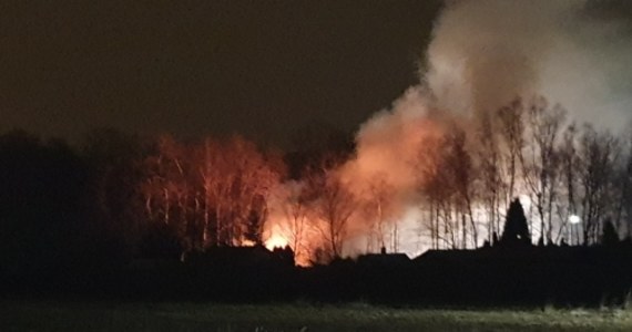 Policja będzie wyjaśniać przyczynę nocnego pożaru w Łaziskach Górnych na Śląsku. Jak informuje reporter RMF FM, zapalił się tam środek do produkcji tworzyw sztucznych.  