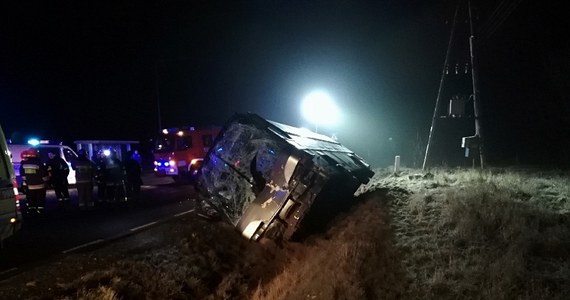 Jedna osoba zginęła i dwie odniosły obrażenia w wyniku nocnego wypadku w miejscowości Tur. Urwane w czasie jazdy koło ciężarówki wpadło na szybę autobusu, którym podróżowała grupa Ukraińców. Na miejscu zginął kierowca autobusu.
