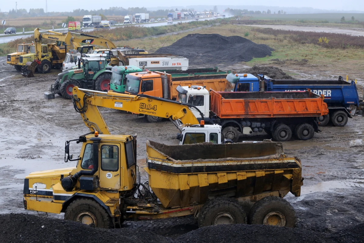 Zaostrza się konflikt między Generalną Dyrekcją Dróg Krajowych i Autostrad a włoskimi koncernami, budującymi polskie drogi. Jak ujawniliśmy w RMF FM, Salini Impreglio i Impresa Pizzarotti żądają dodatkowego 1 mld 215 mln złotych, przerywają prace i grożą, że na dobre zejdą z placów budowy. GDDKiA stawia firmom ultimatum, a podwykonawcy proszą premiera i rząd o interwencję.