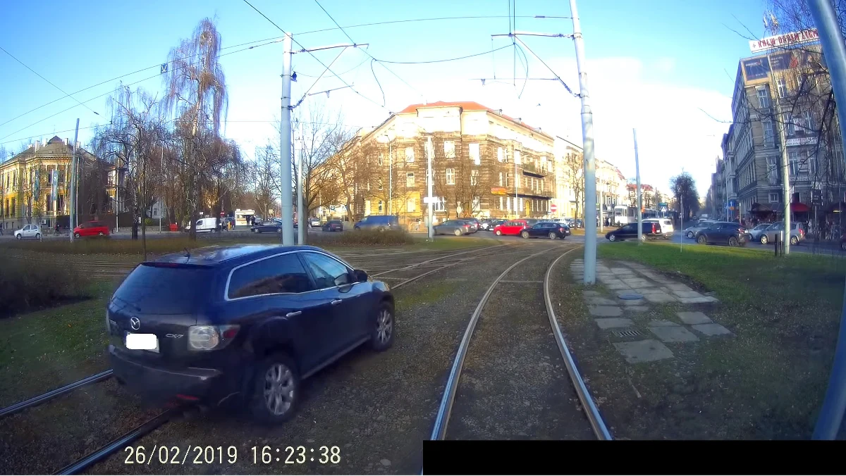 Nie chciał stać w korkach, więc skrócił sobie drogę przejeżdżając przez tory tramwajowe, tuż przed tramwajem – mowa o kierowcy, którego „wyczyn” cieszy się dużą popularnością w sieci.