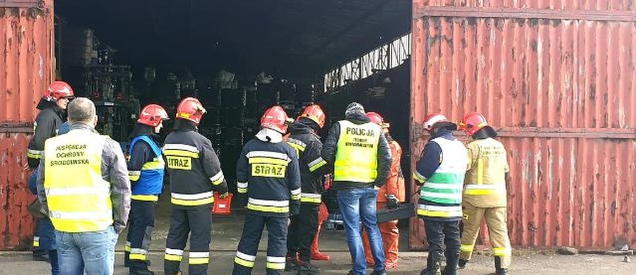 Prokuratura Rejonowa w Olkuszu prowadzi postępowanie w sprawie próby nielegalnego składowania na terenie jednej z firm w tym mieście 400 pojemników z substancją niewiadomego pochodzenia. Policja zatrzymała trzy osoby rozładowujące transport.