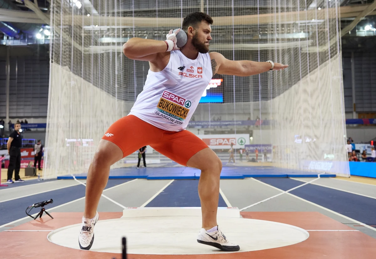 "To jedna z większych porażek w moim sportowym życiu" - przyznał Konrad Bukowiecki po odpadnięciu w eliminacjach pchnięcia kulą podczas lekkoatletycznych halowych mistrzostw Europy w Glasgow. Jak stwierdził: na usta cisną mu się same niecenzuralne słowa.