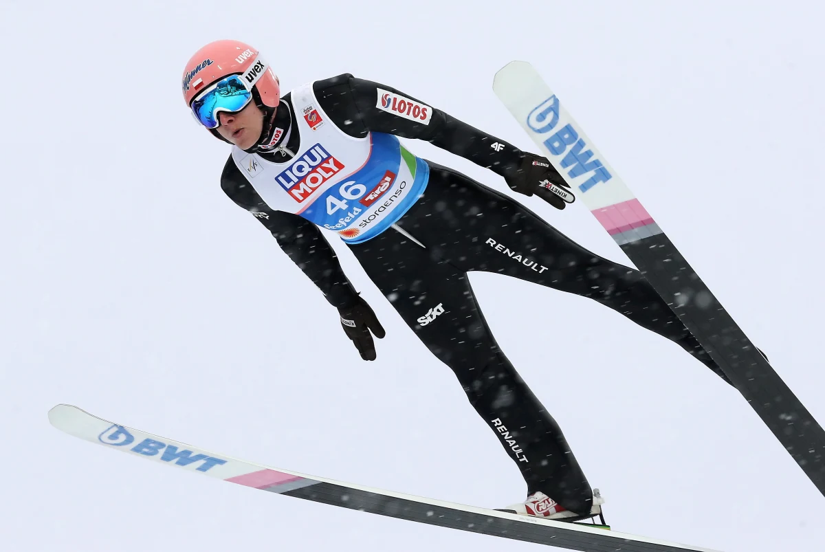 Po pierwszej serii skoków w konkursie MŚ na skoczni normalnej zajmowali 27. i 18. lokatę. Na koniec zmagań cieszyli się ze złota i srebra! Niewiarygodnego wyczynu dokonali w austriackim Seefeld Dawid Kubacki i Kamil Stoch - świeżo upieczeni mistrz i wicemistrz świata! Zobaczcie genialne skoki, dzięki którym Polacy dokonali niemożliwego i zadziwili świat!