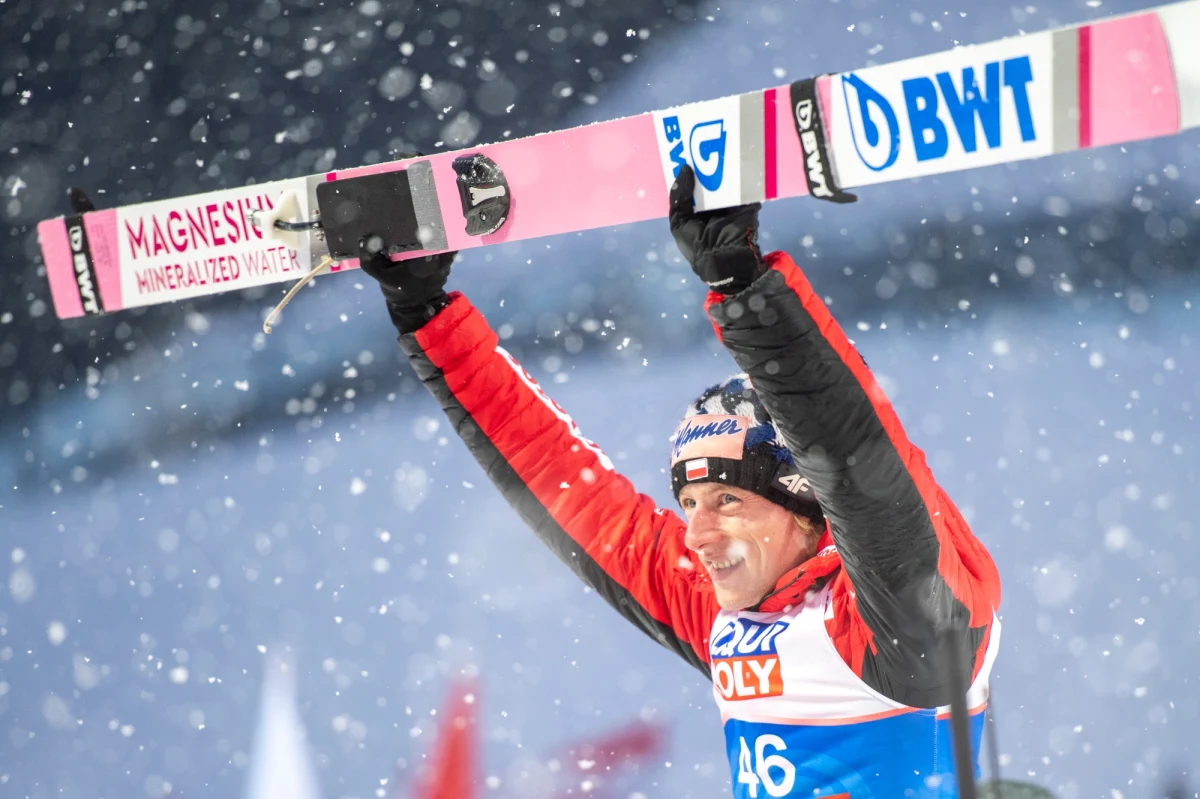 "Chyba jeszcze to mnie nie dociera" - przyznał Dawid Kubacki w rozmowie z polskimi dziennikarzami tuż po wywalczeniu w austriackim Seefeld złotego medalu MŚ na skoczni normalnej. 29-letni zawodnik po pierwszej rundzie skoków plasował się na odległej 27. pozycji - ale w drugiej serii skoczył znakomite 104,5 m i ostatecznie zawiesił na szyi medal z najcenniejszego kruszcu! "To była magia!" - podsumował te niewiarygodne wydarzenia w rozmowie z youtube’owym kanałem FIS.