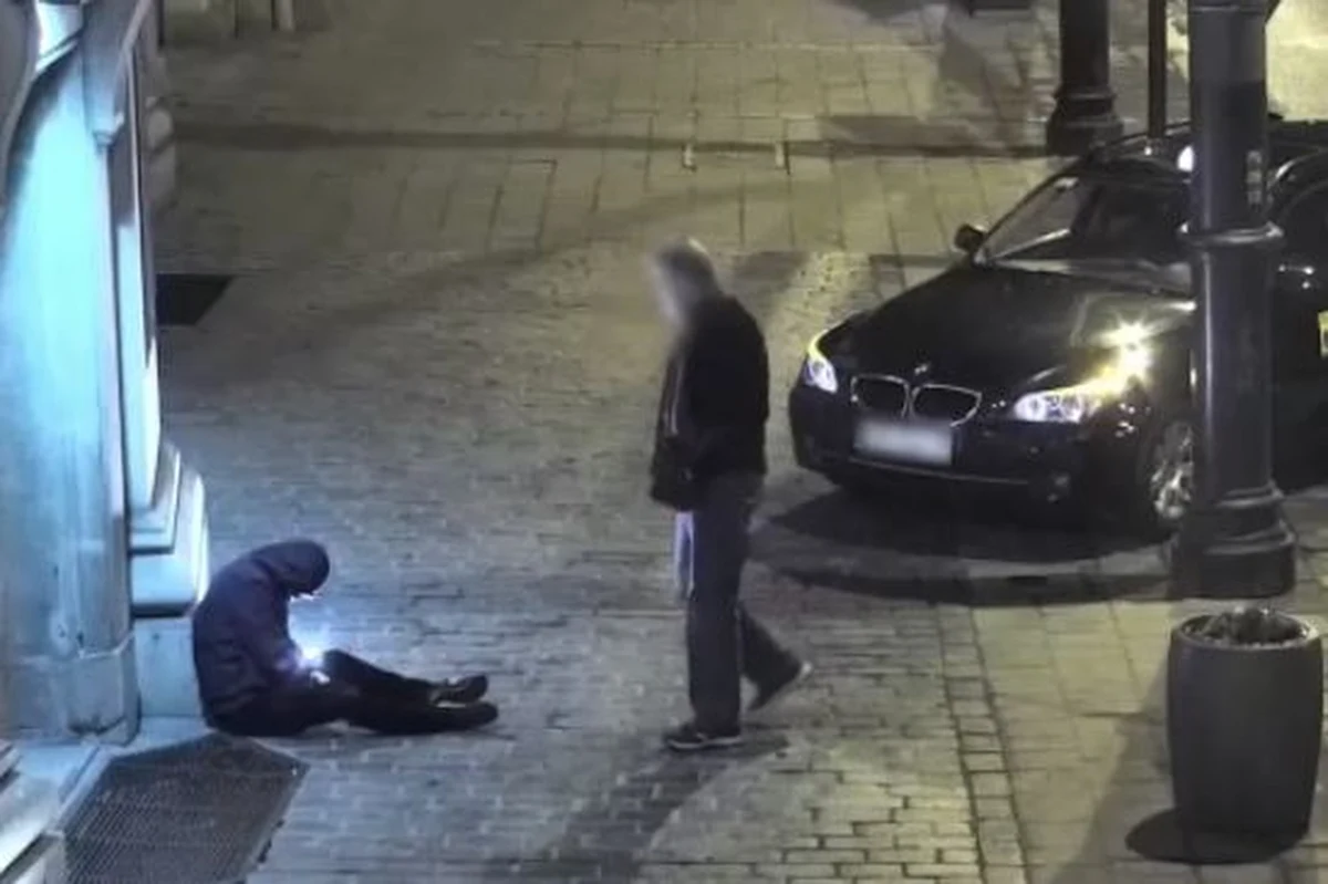 Krakowscy policjanci zatrzymali 63-letniego taksówkarza, który okradł siedzącego na chodniku pijanego mężczyznę. Całą sytuację zaobserwował na monitoringu operator krakowskiej straży miejskiej.