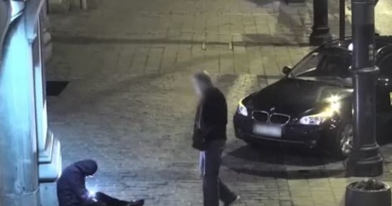 Krakowscy policjanci zatrzymali 63-letniego taksówkarza, który okradł siedzącego na chodniku pijanego mężczyznę. Całą sytuację zaobserwował na monitoringu operator krakowskiej straży miejskiej.