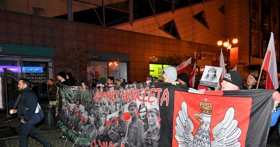 Wrocławski magistrat rozwiązał marsz zorganizowany przez środowiska narodowe z okazji Dnia Pamięci Żołnierzy Wyklętych. Obserwatorzy z urzędu miasta podjęli taką decyzję po dwóch ostrzeżeniach; powodem były "groźby i nawoływanie do nienawiści na tle wyznaniowym".