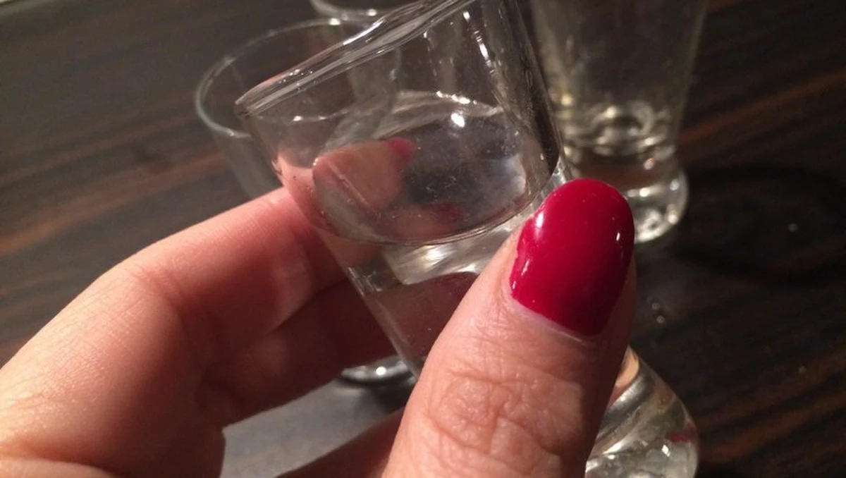 Miała prawie 2,5 promila alkoholu w organizmie. W takim stanie Dominika K., żona znanego polityka Ryszarda Kalisza, miała prowadzić samochód. Potwierdza to prokuratura. Na dodatek, jak ustalił Onet, w aucie znajdował się ich 3,5-letni synek. Kobieta straciła prawo jazdy i stanie przed sądem. Grożą jej dwa lata więzienia. „To bzdury” – tak komentuje sprawę Ryszard Kalisz.