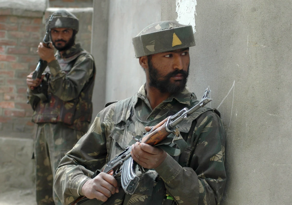 Co najmniej czworo cywilów zginęło, a czworo innych zostało rannych w nocy podczas wymiany ognia między żołnierzami indyjskimi a pakistańskimi w spornym regionie Kaszmir - podały władze.