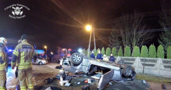 Tragiczny finał ucieczki przed policją pod Warszawą. W Ołtarzewie BMW uderzyło w drzewo.  Dwie osoby zginęły, dwie trafiły do szpitala. 