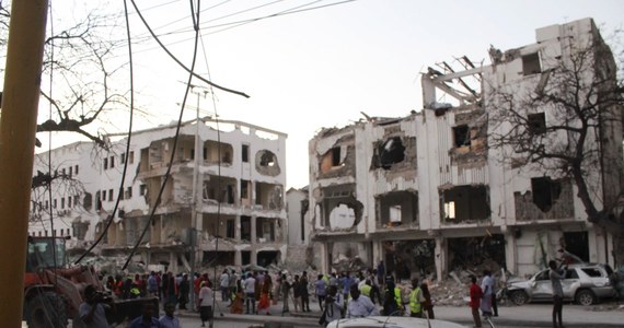 35 ofiar śmiertelnych ataku  islamistycznego ugrupowania al-Szabab na hotel w centrum stolicy Somalii, Mogadiszu, podały służby bezpieczeństwa tego kraju.
