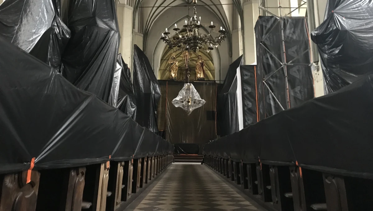 W Bazylice św. Mikołaja w Gdańsku trwa inwentaryzacja zabytkowej posadzki. To jeden z ostatnich etapów prac przed budową rusztowania, które ma wzmocnić konstrukcję tej zagrożonej katastrofą budowlaną świątyni. W najstarszej gdańskiej bazylice, zarazem jedynym kościele w historycznym centrum, który przetrwał nienaruszony II wojnę światową, popękały ściany i sklepienia. Od jesieni jest on zamknięty.