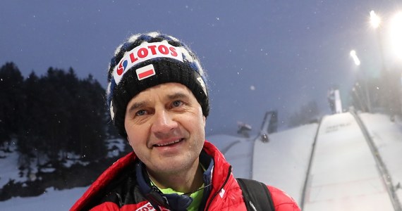 Trener polskich skoczków narciarskich Stefan Horngacher nie podejmie decyzji odnośnie swojej przyszłości przed zakończeniem mistrzostw świata w Seefeld. "Dostał teraz konkretną propozycję od Niemców i musi ją na spokojnie przemyśleć" - przekazał dziennikarzom Adam Małysz.