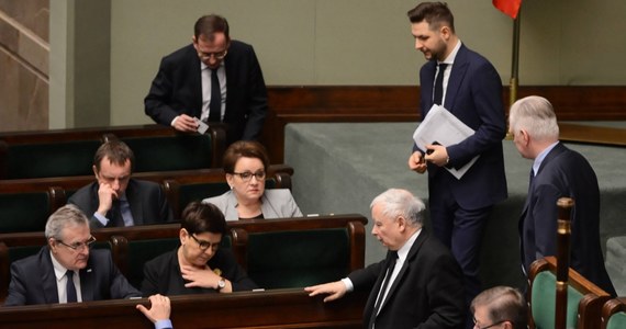 "Niektórzy ministrowie uciekają z rządu do Brukseli przed odpowiedzialnością i nie będą spieszyli się do powrotu" - tak politycy opozycji komentują słowa Jarosława Kaczyńskiego, który w rozmowie Krzysztofa Ziemca w RMF FM tak mówił o ewentualnych zmianach w rządzie po eurowyborach. "Będzie troszkę inny… Możemy zaryzykować tego rodzaju posunięcie" – mówił prezes PiS. Żadnych nazwisk nie chciał jednak ujawnić. "Gdyby pan mógł zajrzeć do mojej głowy, to by pan znalazł jakieś nazwiska, ale proszę wybaczyć, będę dyskretny" - powiedział.