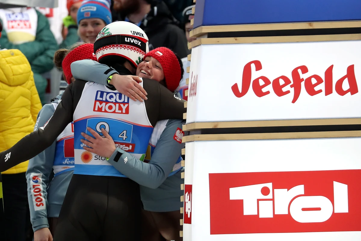 Polska zajęła szóste miejsce w konkursie skoków drużyn mieszanych narciarskich mistrzostw świata w Seefeld. Zwyciężyli Niemcy przed Austrią i Norwegią.