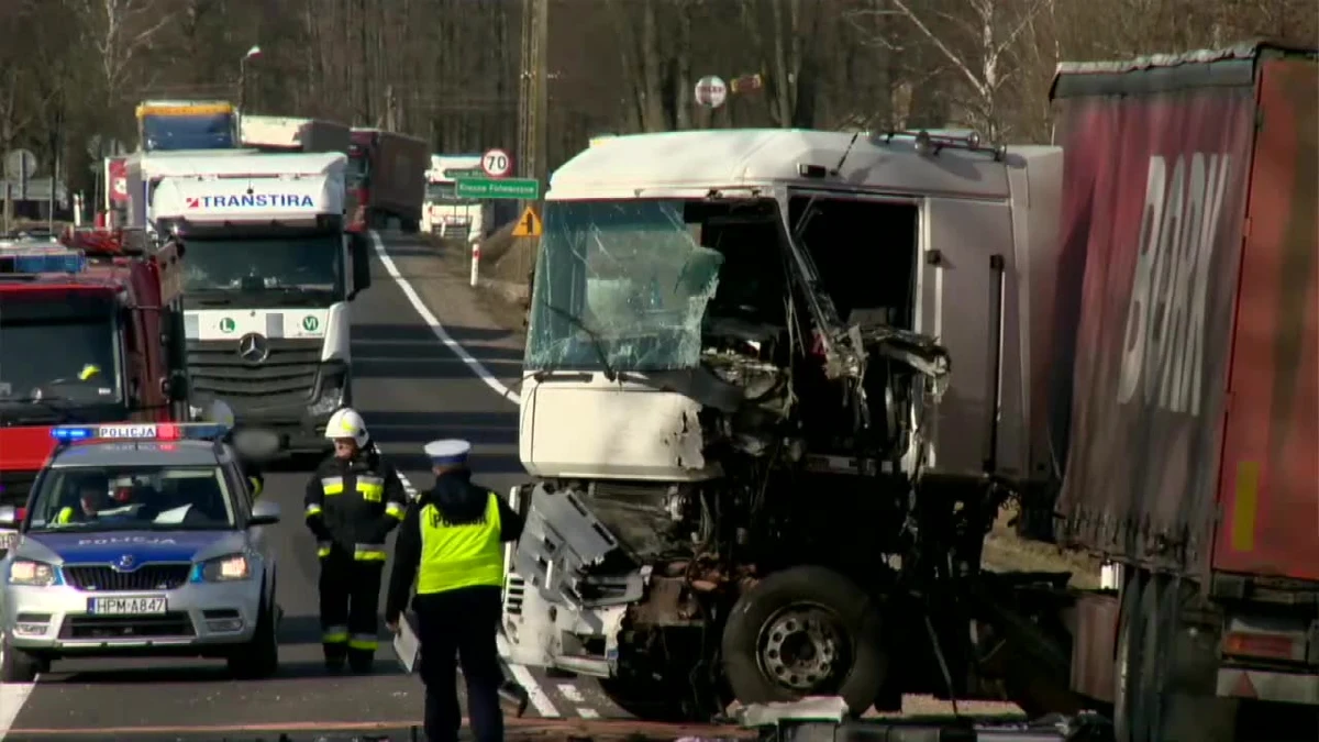 Dwie ciężarówki i samochód osobowy zderzyły się na DK 8 na odcinku Białystok-Augustów w miejscowości Krasne Stare w województwie podlaskim. Jedna osoba została poszkodowana. 