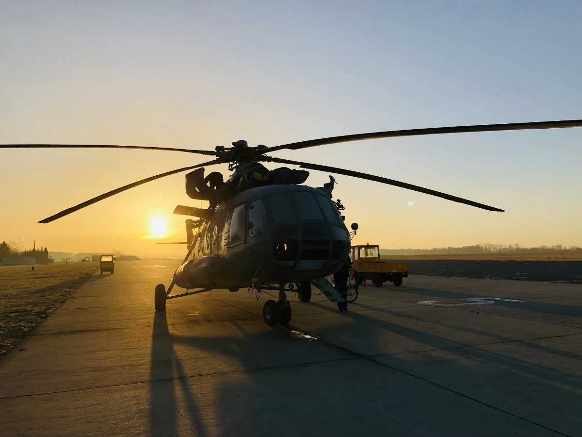 Na co dzień wstęp mają tam tylko wojskowi - w tym tygodniu odwiedzamy 1. Dywizjon Lotniczy w Leźnicy Wielkiej w Łódzkiem. To jednostka wojskowa, która wchodzi w skład 25. Brygady Kawalerii Powietrznej w Tomaszowie Mazowieckim, dlatego też przyjrzymy się, jak wygląda desant z powietrza. Zobaczymy, jak szkolą się skoczkowie spadochronowi w największym tunelu aerodynamicznym w Polsce i dowiemy się, jak przebiega międzynarodowy dyżur ratowniczy.