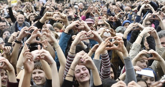 "Świat, którego chcemy to wielokolorowa historia" - to jedno z haseł wielkiej manifestacji przeciwko rasizmowi jaka odbyła się w sobotę w Mediolanie. Organizatorzy podali, że wzięło w niej udział ok. 200 tys. osób.