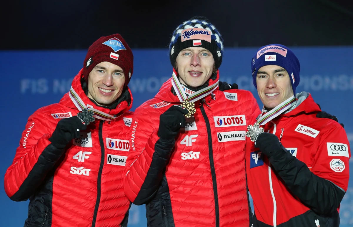 Dawid Kubacki odebrał złoty, a Kamil Stoch srebrny medal wywalczony w piątkowym konkursie narciarskich mistrzostw świata na skoczni normalnej w Seefeld. "Cały zespół na to ciężko pracował" - podkreślił Kubacki, dla którego to największy sukces w karierze.
