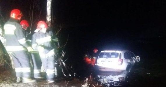 Policjanci z Ciechanowa w województwie mazowieckim uratowali 43-latkę, która wjechała samochodem do przydrożnego stawu. Jak informuje policja, kobieta była pijana.