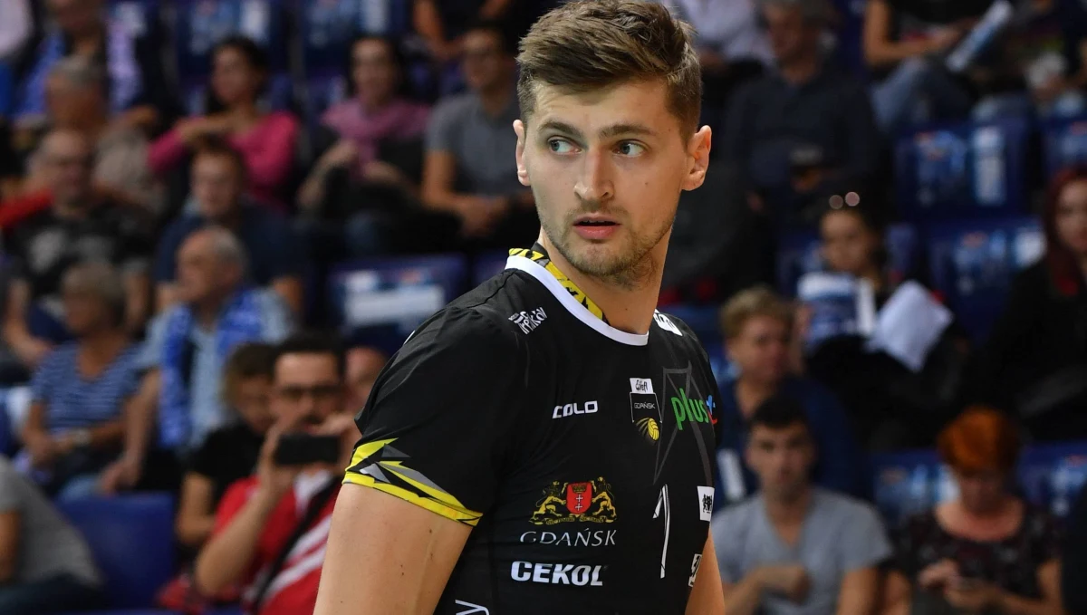 „Prawdą jest, że sport wyczynowy, jaki uprawiamy, jest obarczony tym, że jeśli rano lekko wstajesz z łóżka, to znaczy, że słabo pracowałeś na treningu. Jest to w kalkulowane w życie sportowca” – mówi w rozmowie z dziennikarzem RMF FM Piotr Nowakowski, środkowy Trefla Gdańsk i reprezentacji Polski.