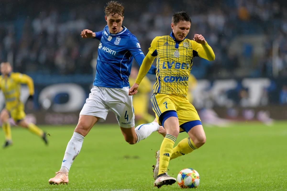 Bramka Christiana Gytkjaera (12. w sezonie) zapewniła Lechowi komplet punktów. Poznaniacy gonią czołówkę tabeli, a duński napastnik przesuwa się w górę w klasyfikacji najskuteczniejszych zawodników. Gdynianie przez większość meczu byli równorzędnym przeciwnikiem dla poznańskiej drużyny, lecz przegrali czwarty raz z rzędu. 