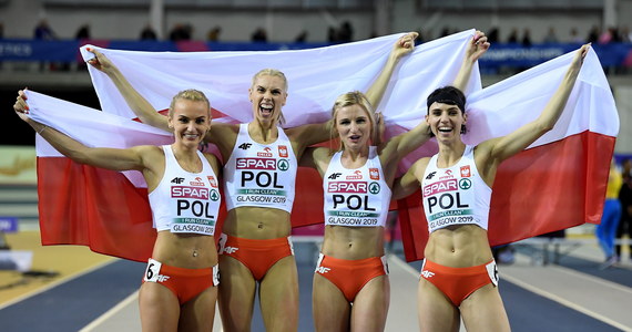 Polska sztafeta 4x400 m kobiet triumfowała w lekkoatletycznych halowych mistrzostwach Europy w Glasgow. Srebrny medal zdobyły Brytyjki, a brązowy Włoszki.