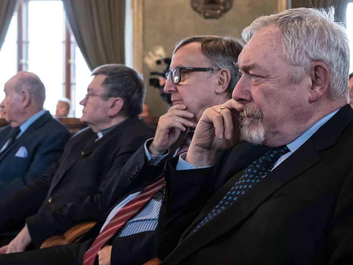 Krakowscy policjanci schwytali 28-letniego mężczyznę, który w anonimowym liście groził, że zamorduje prezydenta Krakowa Jacka Majchrowskiego - dowiedział się dziennikarz RMF FM Marek Balawajder. Do przesyłki, która trafiła do krakowskiego urzędu miasta w zeszłym tygodniu, dołączony był również nabój i zdjęcia kilkunastu innych prezydentów miast: na jednej z fotografii był zamordowany prezydent Gdańska Paweł Adamowicz.