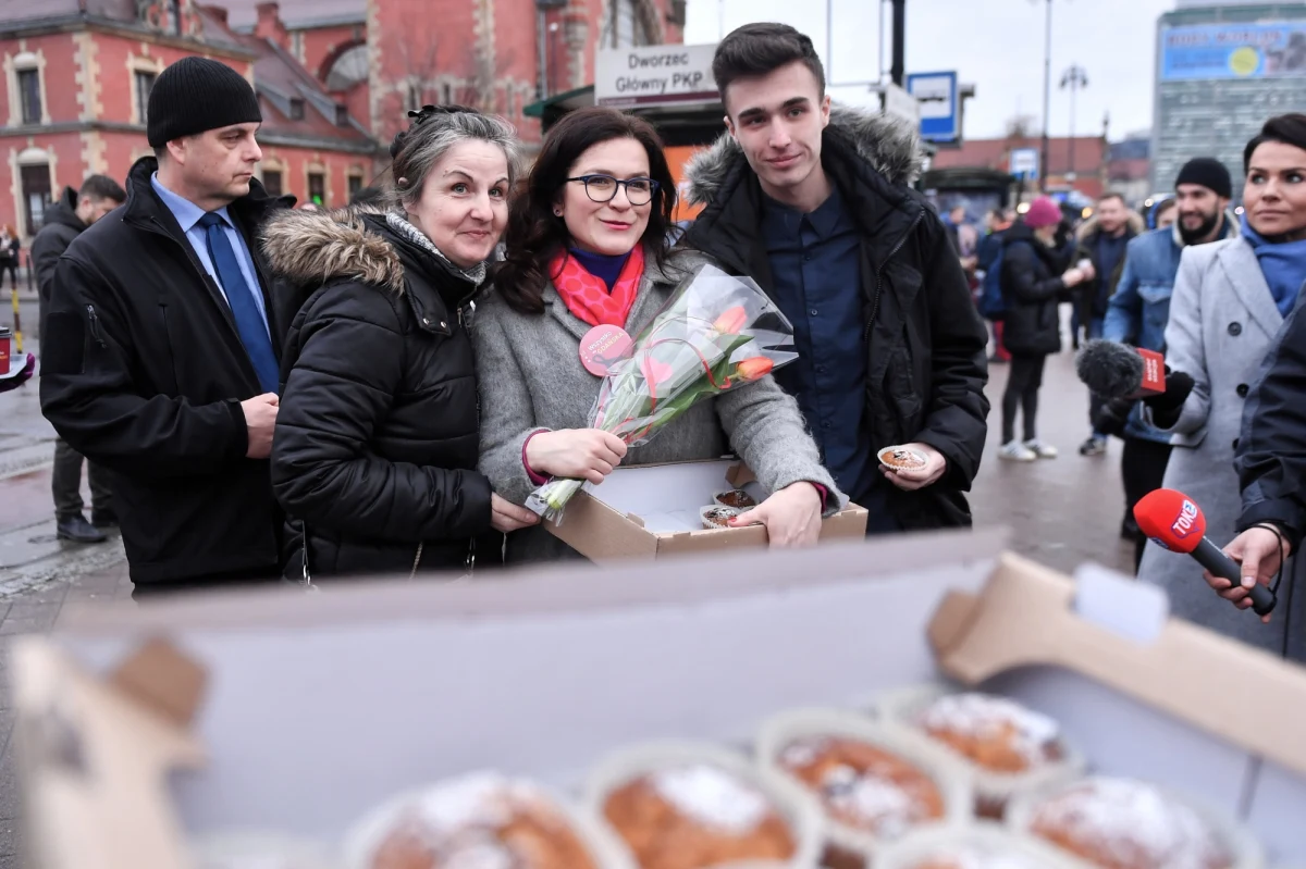Odśpiewaniem "Sto lat" i brawami przywitali dzisiaj urzędnicy gdańskiego Ratusza Aleksandrę Dulkiewicz, która już w pierwszej turze wygrała przedterminowe wybory na prezydenta Gdańska. "Bardzo wam dziękuję. Ale wiecie, że ważne zadanie przed nami? I bez was nie dam rady" - odpowiadała z uśmiechem Dulkiewicz. "Proszę: pracujmy z całą mocą dla naszych mieszkanek i mieszkańców. (…) Pomóżcie!" - zaapelowała, na co urzędnicy odpowiedzieli chóralnym "Pomożemy!" i brawami.