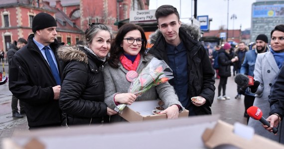 Odśpiewaniem "Sto lat" i brawami przywitali dzisiaj urzędnicy gdańskiego Ratusza Aleksandrę Dulkiewicz, która już w pierwszej turze wygrała przedterminowe wybory na prezydenta Gdańska. "Bardzo wam dziękuję. Ale wiecie, że ważne zadanie przed nami? I bez was nie dam rady" - odpowiadała z uśmiechem Dulkiewicz. "Proszę: pracujmy z całą mocą dla naszych mieszkanek i mieszkańców. (…) Pomóżcie!" - zaapelowała, na co urzędnicy odpowiedzieli chóralnym "Pomożemy!" i brawami.