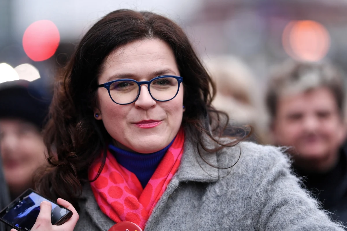 Aleksandra Dulkiewicz - 39-letnia prawniczka i samorządowiec - wygrała w pierwszej turze przedterminowe wybory na prezydenta Gdańska, rozpisane po zabójstwie Pawła Adamowicza. Dulkiewicz uzyskała 82,22 procent głosów. Pokonała 51-letniego reżysera filmów dokumentalnych Grzegorza Brauna, którego poparło 11,86 procent głosujących, i 46-letniego działacza katolickiego i przedsiębiorcę budowlanego Marka Skibę, który uzyskał 5,92 procent głosów. Frekwencja wyniosła 48,67 procent.