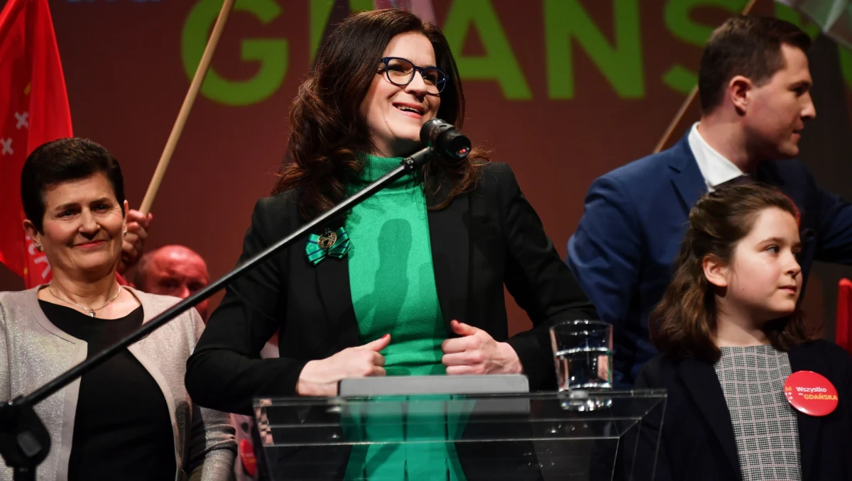 Proszę o konstruktywną krytykę, proszę o wsparcie i pomoc, ale proszę też o to, żebyśmy tak, jak w ciągu ostatnich siedmiu tygodni umieli być wspólnotą, żebyśmy nadal w tym trwali - powiedziała w poniedziałek prezydent-elekt Gdańska Aleksandra Dulkiewicz.