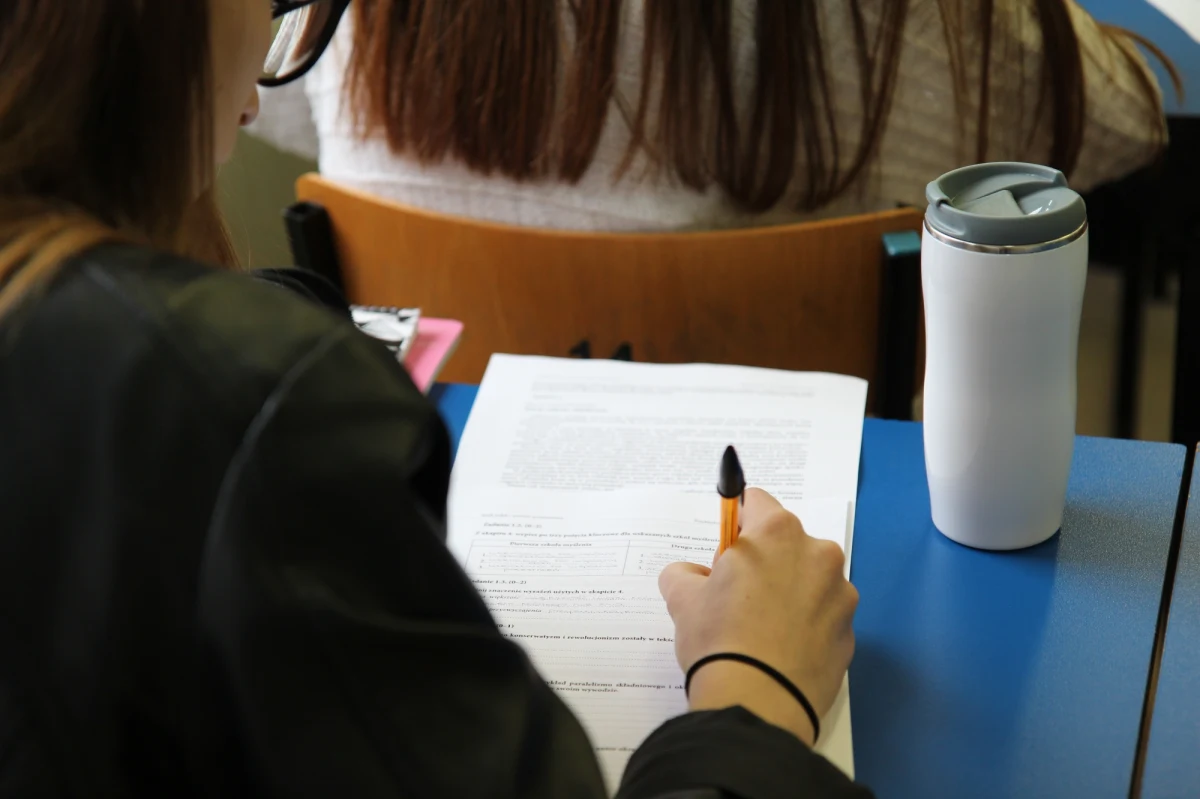 8 kwietnia rozpocznie się strajk nauczycieli. Jutro zacznie się referendum strajkowe i potrwa dwa tygodnie. Jak zapowiedział Sławomir Broniarz, prezes ZNP, strajk będzie bezterminowy. Związek Nauczycielstwa Polskiego i Forum Związków Zawodowych domagają się podniesienia pensji zasadniczej o tysiąc złotych.