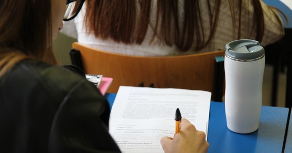 8 kwietnia rozpocznie się strajk nauczycieli. Jutro zacznie się referendum strajkowe i potrwa dwa tygodnie. Jak zapowiedział Sławomir Broniarz, prezes ZNP, strajk będzie bezterminowy. Związek Nauczycielstwa Polskiego i Forum Związków Zawodowych domagają się podniesienia pensji zasadniczej o tysiąc złotych.