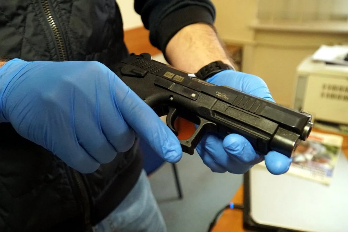 117 sztuk kompletnej amunicji, ostrą broń oraz łącznie ponad 1,5 kilograma narkotyków zabezpieczyli policjanci podczas przeszukania mieszkań w Warszawie. Dwaj mężczyźni usłyszeli już zarzut przygotowania do wprowadzenia do obiegu znacznej ilości środków odurzających i dodatkowo - w przypadku 44-letniego Marcina B. - zarzut posiadania broni palnej. 