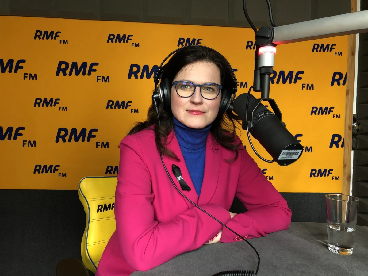 "To bardzo trudne. W piątek po południu stanęłam u progu jego gabinetu. Nadal nie umiem tam wejść. Ale ja mam swoje miejsce na razie w urzędzie. Ja wiem, że dla niektórych jest to symbolicznie ważne. Ale ja też jestem człowiekiem, który ma uczucia i potrzebuje też swojego czasu na żałobę" - mówi w Popołudniowej rozmowie w RMF FM Aleksandra Dulkiewicz. 39-letnia prawniczka w przedterminowych wyborach na prezydenta Gdańska wygrała w I turze uzyskując 82,22 proc. poparcia.