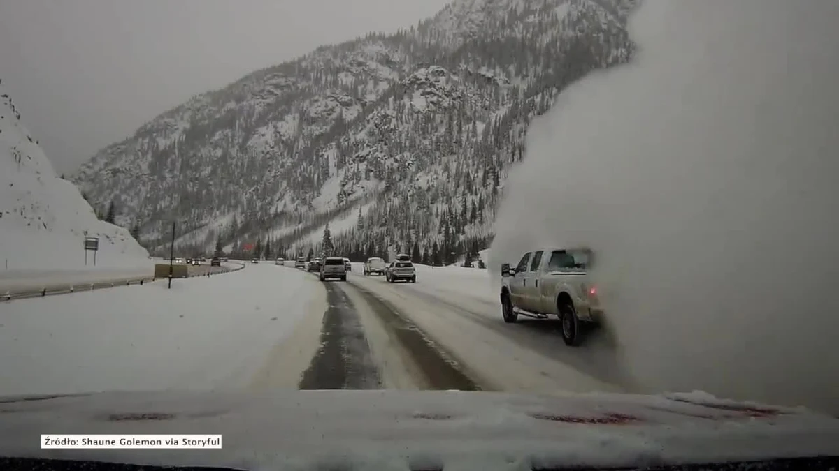 Potężna lawina, która zeszła w pobliżu autostrady w stanie Kolorado, pochłonęła kilka samochodów. Do zdarzenia doszło na drodze prowadzącej przez kanion Ten Mile. Dramatyczne nagranie z zejścia lawiny zostały zarejestrowane przez kamerę samochodu jednego z poszkodowanych. Chociaż śnieg unieruchomił samochód, to podróżującym się nic nie stało.