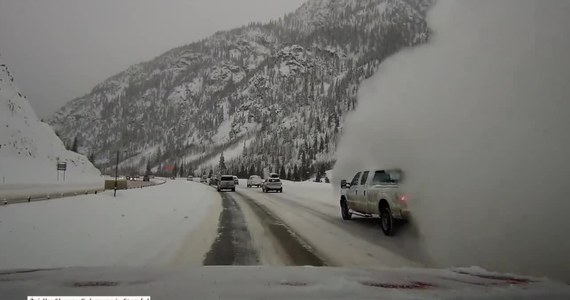 Potężna lawina, która zeszła w pobliżu autostrady w stanie Kolorado, pochłonęła kilka samochodów. Do zdarzenia doszło na drodze prowadzącej przez kanion Ten Mile. Dramatyczne nagranie z zejścia lawiny zostały zarejestrowane przez kamerę samochodu jednego z poszkodowanych. Chociaż śnieg unieruchomił samochód, to podróżującym się nic nie stało.